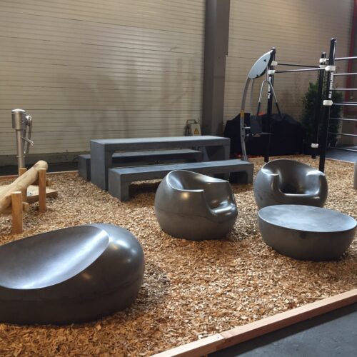 Betonnen Picknickset Dion 7 Op de voorgrond links onze grote knuffelsteen, dan onze design-set 2 stoelen en een tafel Stool. En tot slot op de achtergrond onze Picknickset Dion, uitgevoerd in antraciet